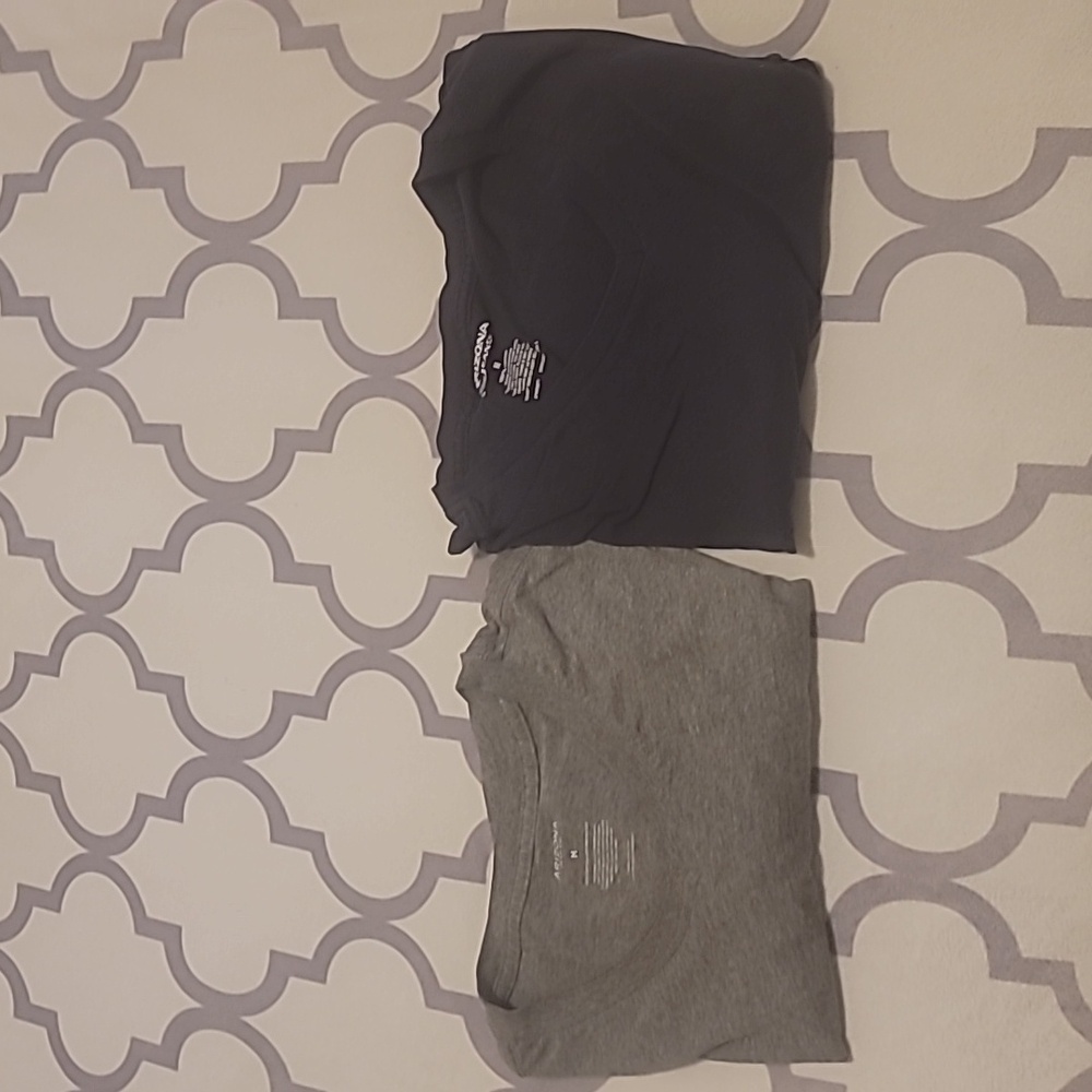 Lot 2 Arizona Jean Co Men's V Neck T-shirts Size M.